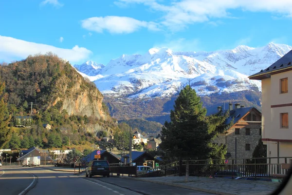 Montañas en los Pirineos, invierno, primavera — Foto de Stock