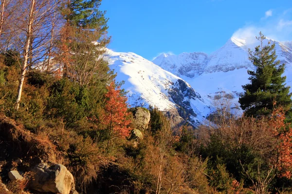 Montanhas em Pirinéus, inverno, primavera — Fotografia de Stock