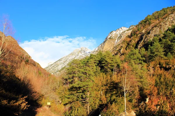 Montañas en los Pirineos, invierno, primavera —  Fotos de Stock