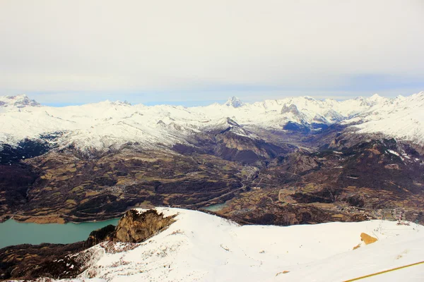 Pyrenees, kış, Bahar gölde dağlar — Stok fotoğraf