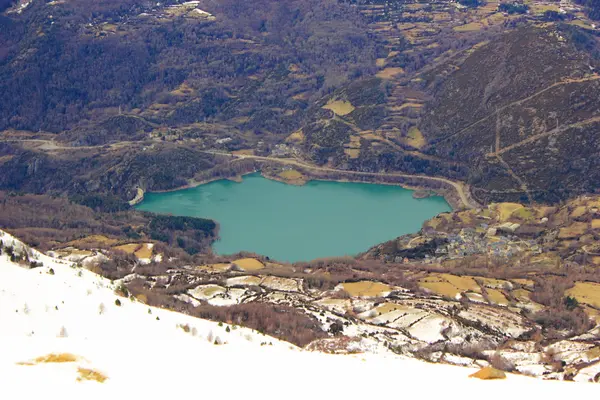 Mountains lake in Pyrenees, winter, spring — Stock Photo, Image