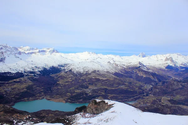 Pyrenees, kış, Bahar gölde dağlar — Stok fotoğraf