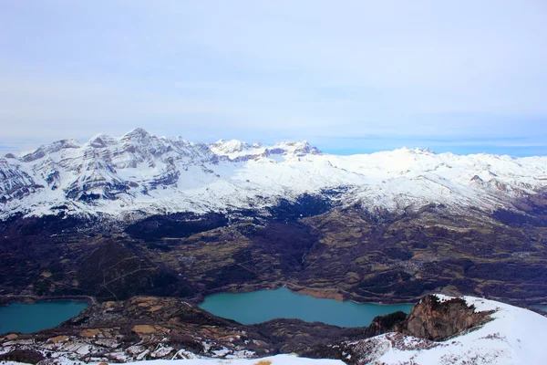Pyrenees, kış, Bahar gölde dağlar — Stok fotoğraf