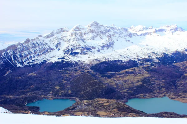 Lago de las montañas en los Pirineos, invierno, primavera — Foto de Stock
