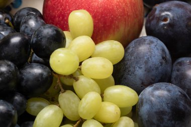 Yakın plan yeşil üzümler. Taze meyvelerde doğal glikoz ve vitaminler.