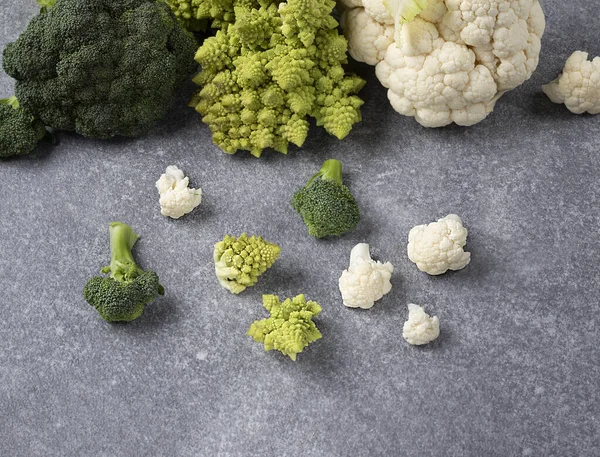 Trois Variétés Choux Des Inflorescences Individuelles Sur Fond Gris Chou — Photo