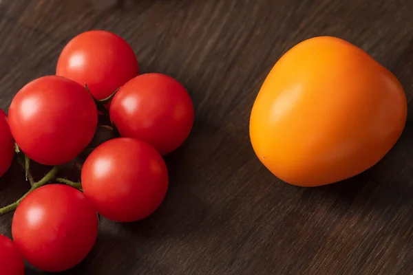 Tomates Diferentes Conceito Comparação Frutas Vermelhas Amarelas Mesa Vista Superior — Fotografia de Stock