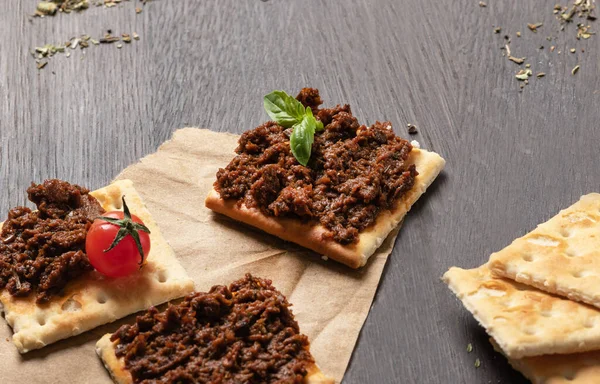 Koyu ahşap masada sebze ezmeli gevrek. Hızlı ve lezzetli atıştırmalıklar.