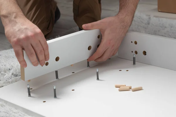 Hombre Recoge Una Mesa Casa Suelo Concepto Montaje Muebles —  Fotos de Stock