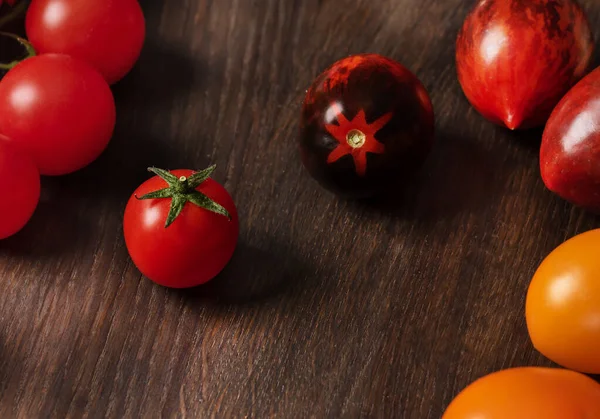 Tomates Pequenos Engraçados Fundo Madeira Escuro — Fotografia de Stock