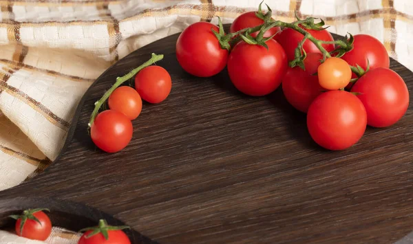 Tomates Cherry Una Tabla Cortar Redonda Madera Oscura — Foto de Stock