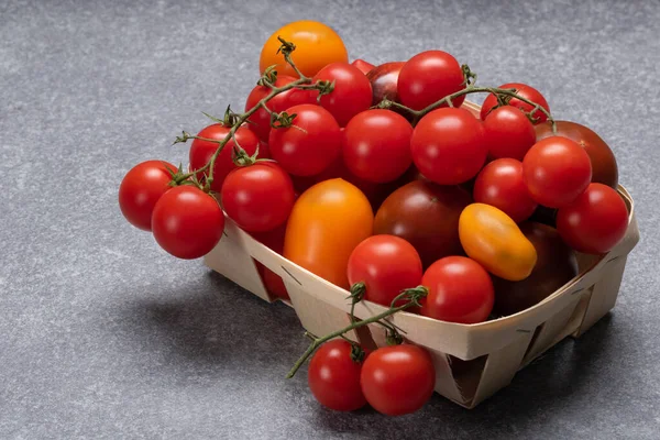 Tomates Cereja Vermelhos Amarelos Uma Cesta Mesa Colheita Legumes — Fotografia de Stock