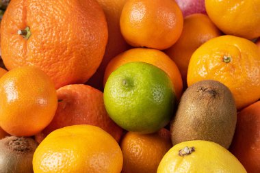 Kivi kapaklı narenciye arkaplanı. Vitamin meyveleri, sağlıklı gıda konsepti.