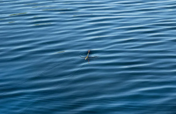 Fondo Superficie Agua Enfocada Con Flotador Pesca Concepto Tranquilidad Naturaleza —  Fotos de Stock