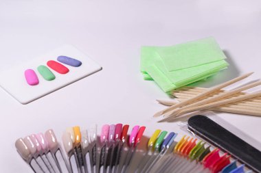 Işık arkaplanı üzerinde manikür araçları seti kapat