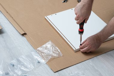 Evde tornavidayla çalış. Mobilya montajı ve taşınma kavramı