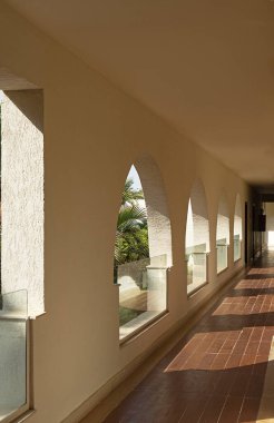 Koridorda insan olmadan kemerler ve geometrik gölgeler