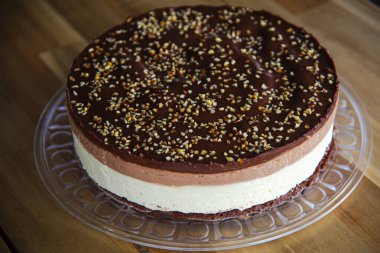 Çikolatalı ve kremalı kek.  