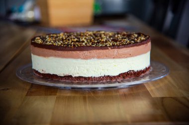 Çikolatalı ve kremalı kek.  