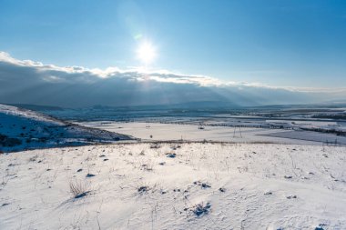 Karla kaplı dağlarla kaplı kış manzarası