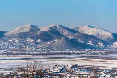 Dağlarda kış manzarası