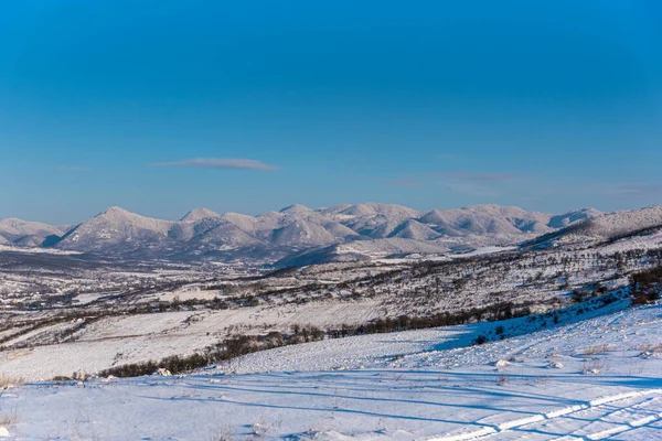 Winterlandschaft Mit Schneebedeckten Bergen — Stockfoto