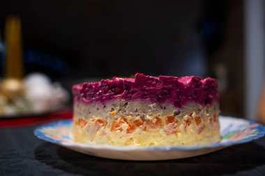 Salata ve ringa balığı. Yakın plan.