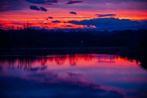 Ηλιοβασίλεμα Πάνω Από Λίμνη — Φωτογραφία Αρχείου
