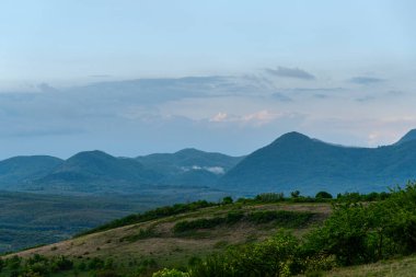 Mavi gökyüzü olan dağ manzarası
