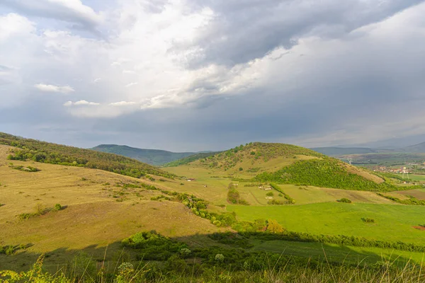 Berglandschaft Mit Grünem Gras Und Wolken — Stockfoto