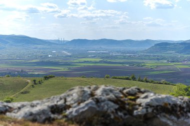 Dağların ve nehrin manzarası