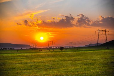 Gün batımı güneşle birlikte tarlanın üzerinde