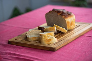 Tahtada dilimlenmiş ekmek.