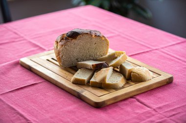 Tahta bir masada dilimlenmiş ekmek.