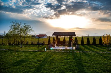 Çardağı ve çadırı olan güzel bir manzara. 