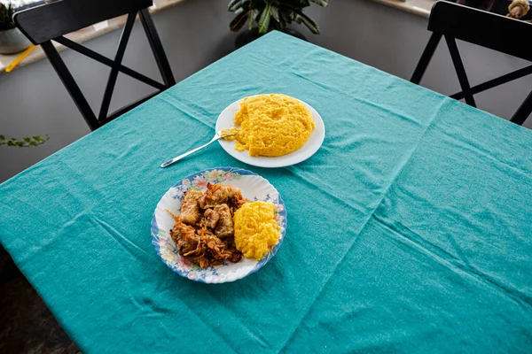 Kızarmış tavuk ve pilav  