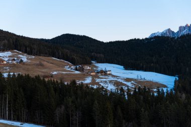 Karla kaplı dağlarla kaplı kış manzarası