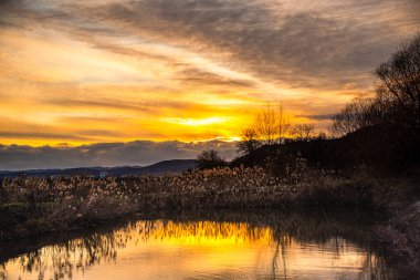 Gölün üzerinde gün batımı