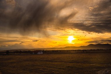 Sahilde gün batımı