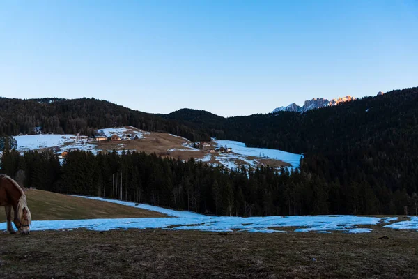 Karlı ve mavi gökyüzü olan dağ manzarası