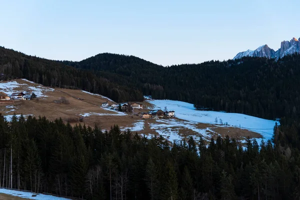 Karla kaplı dağlarla kaplı kış manzarası