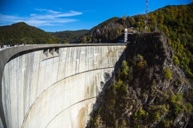 Betondan dağlardaki baraj manzarası