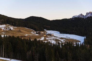 Karla kaplı ağaçlarla kaplı dağ manzarası