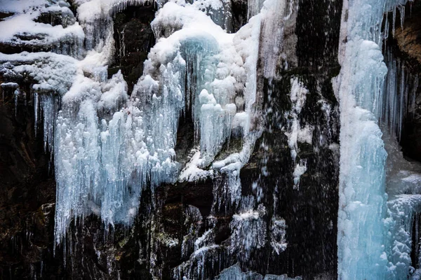 雪地里岩石上的冰柱 — 图库照片