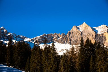 İsviçre Alplerindeki dağların manzarası