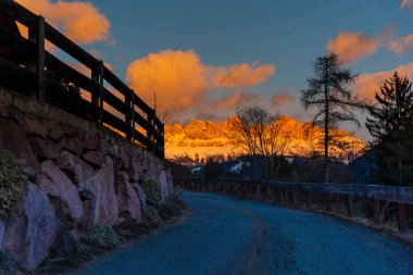 Nehir üzerinde köprüsü olan sonbahar manzarası