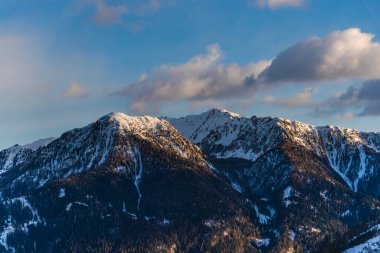 Kışın dağların manzarası