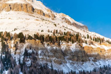 Kışın dağların manzarası