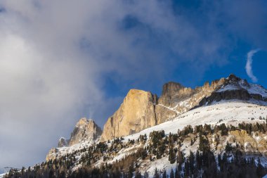 İtalya 'daki Dolomite Dağları manzarası