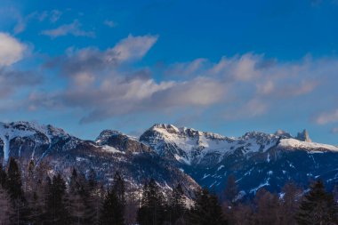 Kışın dağların manzarası